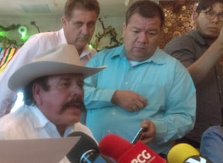 El candidato de Morena a la gubernatura de Coahuila, dijo en rueda de prensa que después de concretar la alianza con José Ángel Pérez Hernández la agenda no pudo empatarse con el viaje a Estados Unidos y prefirió no perder el tiempo. (EL SIGLO DE TORREÓN)