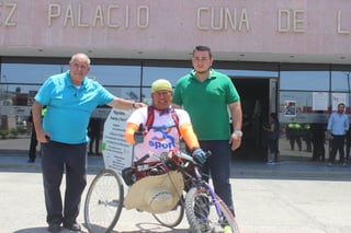 El atleta veracruzano, fue recibido en la Laguna de Durango, por las autoridades deportivas municipales que le brindaron todas las atenciones.