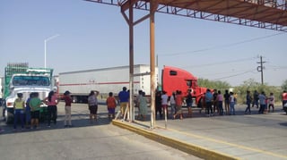 Bloquearon la carretera Torreón-San Pedro en su desesperación por no contar con el vital liquido. (EL SIGLO DE TORREÓN)