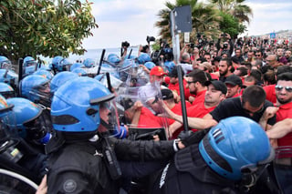 En contra. Las fuerzas de seguridad italianas cargaron contra grupos de manifestantes de izquierda que protestaban contra el G7.