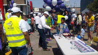 Salinas aprovechó la presencia de cientos de menores para entregarles un presente así como para organizar una votación entre ellos. (EL SIGLO DE TORREÓN)
