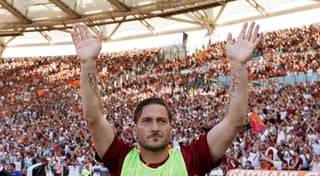 Totti saltó al campo en el minuto 55 y contribuyó a la victoria de su equipo 3-2 contra el Génova, decidida en el 90 por el argentino Diego Perotti. (AP)