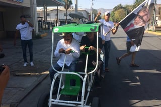 Recorrido. Como parte de su campaña política, ayer, Armando Guadiana realizó un recorrido en el Paseo Colón de Torreón. (ANGÉLICA SANDOVAL)