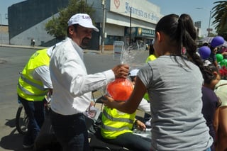 Campaña. 'Lucho' Salinas cerró su campaña en Torreón en el Paseo Colón; su promoción seguirá hasta el 31 de mayo. (GUADALUPE MIRANDA)