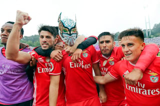 Raúl Jiménez marcó el primer tanto y celebró poniéndose una máscara de luchador. (EFE)