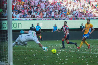 Alan Pulido definió con excelsa técnica individual para conseguir el primer gol de las Chivas. (El Universal)
