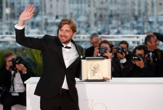 Gran premio. El director Ruben Östlund se emocionó después de saber que era el ganador de la Palma de Oro. (AP)