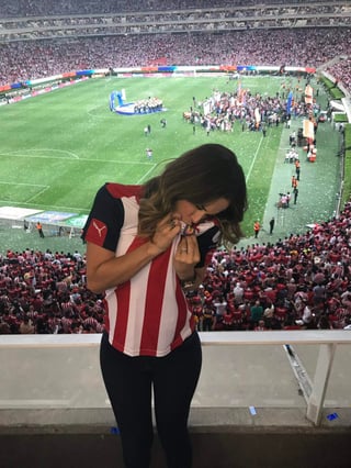 La actriz y conductora asistió al estadio a ver ganar a su equipo. (TWITTER)