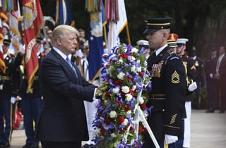 La solemne ceremonia en el Cementerio de Arlington, donde están enterrados militares fallecidos en las guerras en las que ha participado EU, comenzó con una ofrenda floral en la Tumba al Soldado Desconocido. (AP)