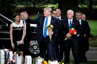 Durante su participación en la sobria ceremonia anual en el Cementerio Nacional Arlington, Trump relató las historias del capitán Andrew D. Byers, miembro de las Fuerzas Especiales del Ejército de Estados Unidos. (EFE)