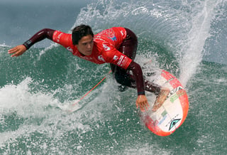 El joven mexicano Johnny Corzo sorprendió a todos al ganar la medalla de oro en el Campeonato Mundial de Surf, que se realizó el pasado domingo en Francia. (ARCHIVO)