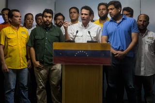 Capriles aseguró que fue emboscado por funcionarios de la GNB al término de una protesta antigubernamental en el este de Caracas. (EFE)