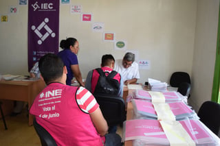 Entrega. Ayer empezaron a acudir los capacitadores asistentes electorales para recibir los paquetes electorales.