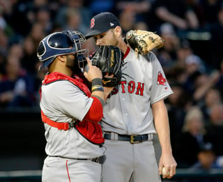 El pitcher Chris Sale habla con su receptor, Sandy León. Sale sufre pero logra triunfo para Red Sox