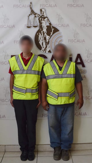 Droga. Agentes de la PID aseguran a dos hombres con 154 envoltorios de marihuana y cristal, en Gómez Palacio. (ESPECIAL) 

