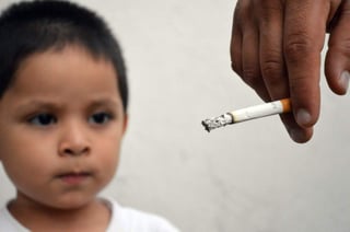 Vivir cerca de un fumador puede producir afectaciones a la salud igualmente graves que alguien que consume cigarros, incluso puede conducir a la muerte. (ARCHIVO)