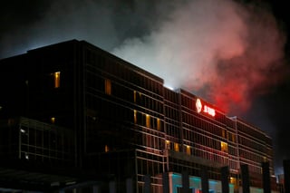 Testigos afirmaron que dotaciones de bomberos y ambulancias también se han desplazado hasta el hotel, desde donde se eleva una fuerte humareda, según una fuente citada por el diario 'Inquirer'. (AP)

