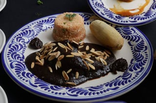 El Mole Poblano hizo la diferencia con otros moles del país, al combinar lo dulce con lo salado y picoso, con su etapa conventual que lo hizo barroco y representativo de Puebla. (NOTIMEX)