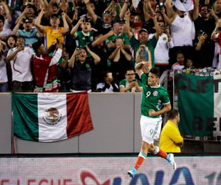 Raúl Jiménez celebra su anotación en el partido en que la Selección Mexicana de futbol derrotó a Irlanda. (AP)