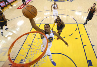 Kevin Durant tuvo que esperar cinco años para volver a unas Finales de la NBA y lo hizo por la puerta grande como líder encestador de los Warriors. (AP)