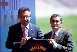 Valverde (d) se convirtió en el entrenador número 57 del Barcelona. Presenta el Barcelona a Ernesto Valverde