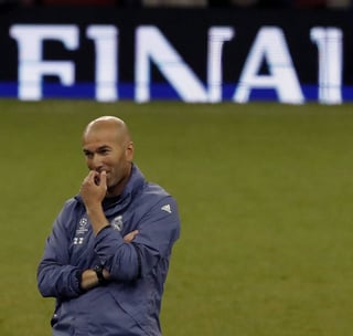El técnico francés del Real Madrid, Zinedine Zidane, durante el entrenamiento de ayer en el Millennium de Cardif. (EFE)