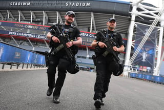Miembros de las fuerzas de seguridad montan guardia en las inmediaciones del Estadio Nacional, donde se disputará la final. (EFE)
