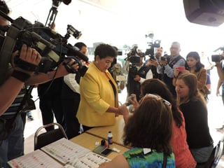 La candidata votó poco después de las 8 de la mañana en la casilla ubicada en la escuela secundaria Técnica Número 28, en la colonia González en Saltillo.