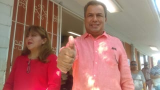 Acompañado de su esposa Laura Estrada, el alcalde interino, acudió a la secundaria del ejido La Concha a emitir su voto.
