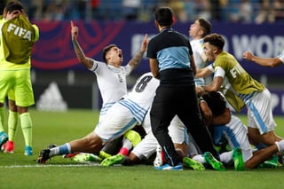 Hicieron falta 14 penales para que Uruguay venciera a Portugal y avanzara a las semifinales en Corea del Sur. (EFE)