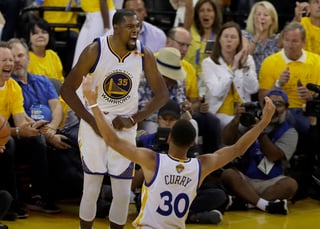 El base Stephen Curry y el alero Kevin Durant siguieron su marcha triunfal al combinarse para 65 puntos que permitieron a los Warriors de Golden State derrotar por paliza de 132-113 a los Cavaliers de Cleveland en el segundo partido de las Finales de la NBA que disputan al mejor de siete y dominan 2-0. (AP)   