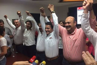 Júbilo. En la sede del PRI de Torreón, Miguel Mery Ayup y su equipo celebraban la victoria. (EL SIGLO DE TORREÓN)