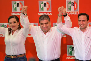 Confianza. El candidato del PRI, Miguel Riquelme, estuvo acompañado por la dirigente estatal del partido, Verónica Martínez, durante las ruedas de prensa. (EL SIGLO DE TORREÓN)