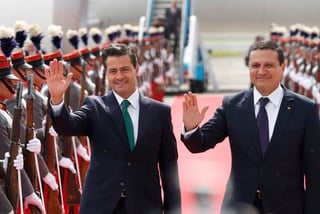 Peña Nieto fue recibido por el ministro guatemalteco de Relaciones Exteriores, Carlos Raúl Morales, y los embajadores de México, Mabel Gómez Oliver, y de Guatemala, Arturo Romeo Duarte Ortiz. (AP)