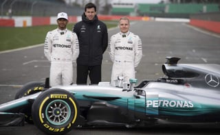El jefe de la escudería Mercedes, Toto Wolff (c), aceptó que ya no son los favoritos en la Fórmula Uno. (Archivo)