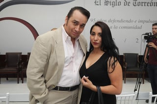 Enrique Sada y Jennifer Rosales.