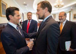 Acuerdo. Enrique Peña Nieto (izq.) recibió al actor Leonardo DiCaprio (centro) en Los Pinos, junto a Carlos Slim (der.).