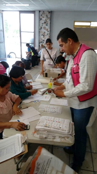 En el Comité Municipal de Torreón sigue el conteo de la elección a Ayuntamiento. (GUADALUPE MIRANDA) 
