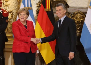 Merkel, tras el protocolario saludo de su par argentino en el Salón Blanco, ambos se retiraron para iniciar el encuentro. (ARCHIVO)