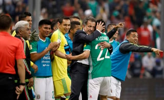 Juan Carlos Osorio celebró en grande la victoria de México sobre la selección de Honduras, anoche. (AP)
