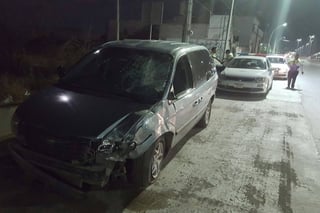 Dormita. Al llegar al crucero del bulevar Torreón-Matamoros y Periférico, el conductor de la camioneta dormitó y chocó.
