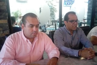 Expectativas. Los regidores Carlos Rosales y Omar Castañeda consideran que se han cumplido expectativas de la alternancia. (EL SIGLO DE TORREÓN)