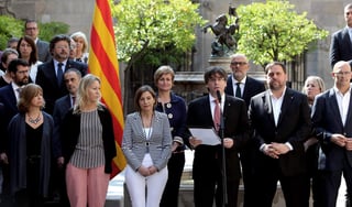 Fecha. El presidente de la Generalitat, Carles Puigdemont (cen.), anunció que convocarán para el 1 de octubre, sin el aval del gobierno español, un referéndum sobre la independencia de Cataluña. (EFE)