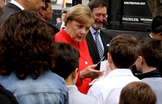 Visita. La Canciller alemana Angela Merkel (rojo) acudió al PopUp Tour, una muestra de actividades educativas.

