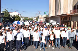 Indignación. El Frente por la Dignidad de Coahuila, simpatizantes y organizaciones civiles marcharon ayer desde la Fuente del Pensador hasta la Plaza Mayor de Torreón. (JESÚS GALINDO)