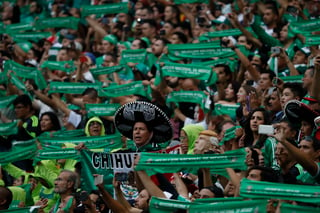 La afición mexicana casi registra un lleno en el estadio Azteca para presenciar el partido eliminatorio. Mexicanos recuerdan a Donald Trump