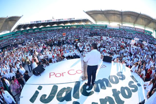 Simpatizantes. Miguel Riquelme realizó un acto masivo en el estadio Francisco I.Madero. (FERNANDO COMPEÁN)