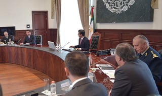 Revisan. Enrique Peña Nieto encabezó una reunión con su Gabinete de Seguridad, en Los Pinos.