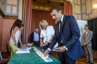 Votos. Las previsones apuntan a la victoria de Macron en segunda vuelta electoral. 