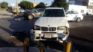 Una camioneta marca Mazda y otra de la marca BMW, se impactaron entre sí a toda velocidad, justo cuando circulaban en el crucero de la calle Mariano López y la avenida Allende. (EL SIGLO DE TORREÓN)